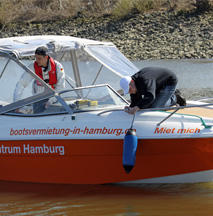 Training mit dem Motorboot auf der Elbe